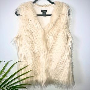WetSeal: Faux Fur Vest, Size: Large 60% acrylic/ 40% polyester. DRY CLEAN ONLY😃